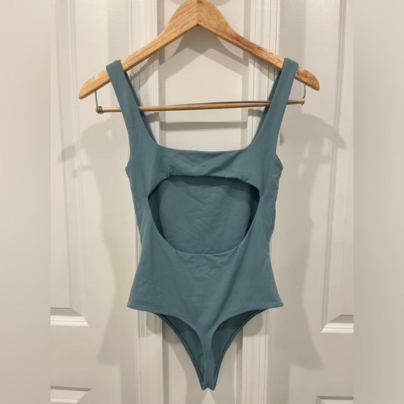 Aritzia Contour Cut out Bodysuit Size Small - Picture 3 of 6